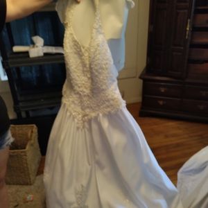 A never been worn wedding dress from david's bridal 16w still has tag on white